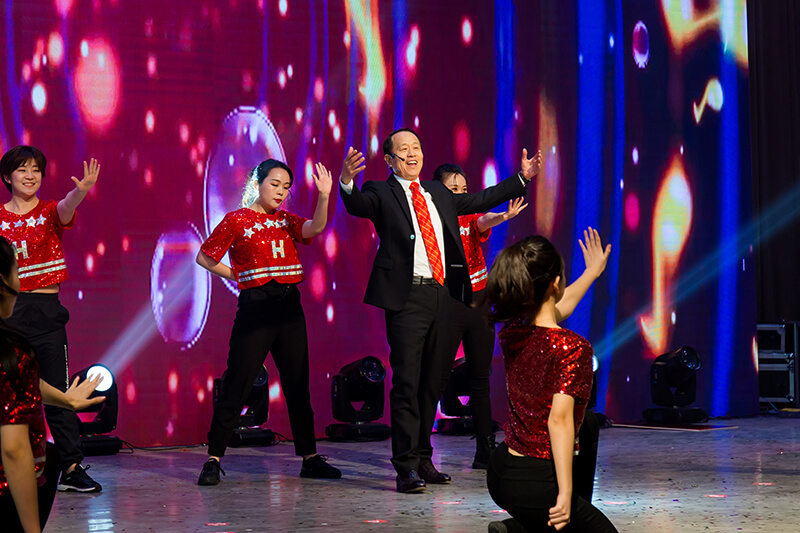 欢欣鼓舞迎新春,满怀豪情攀高峰 | 联桥集团2020迎新春联欢晚会激情开演(图44) 1-20011Q63IY40.jpg